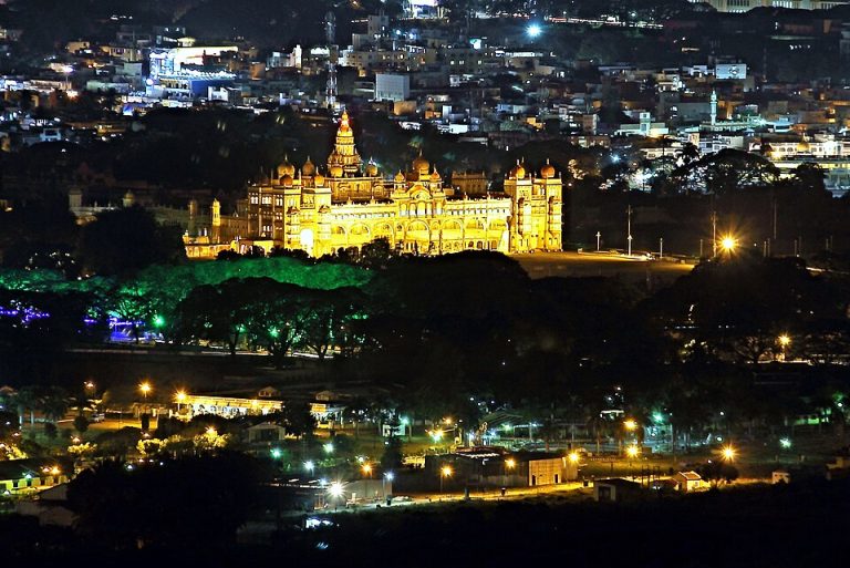 Mysore_Palace_From_Chamundi_Hill_Viewpoint